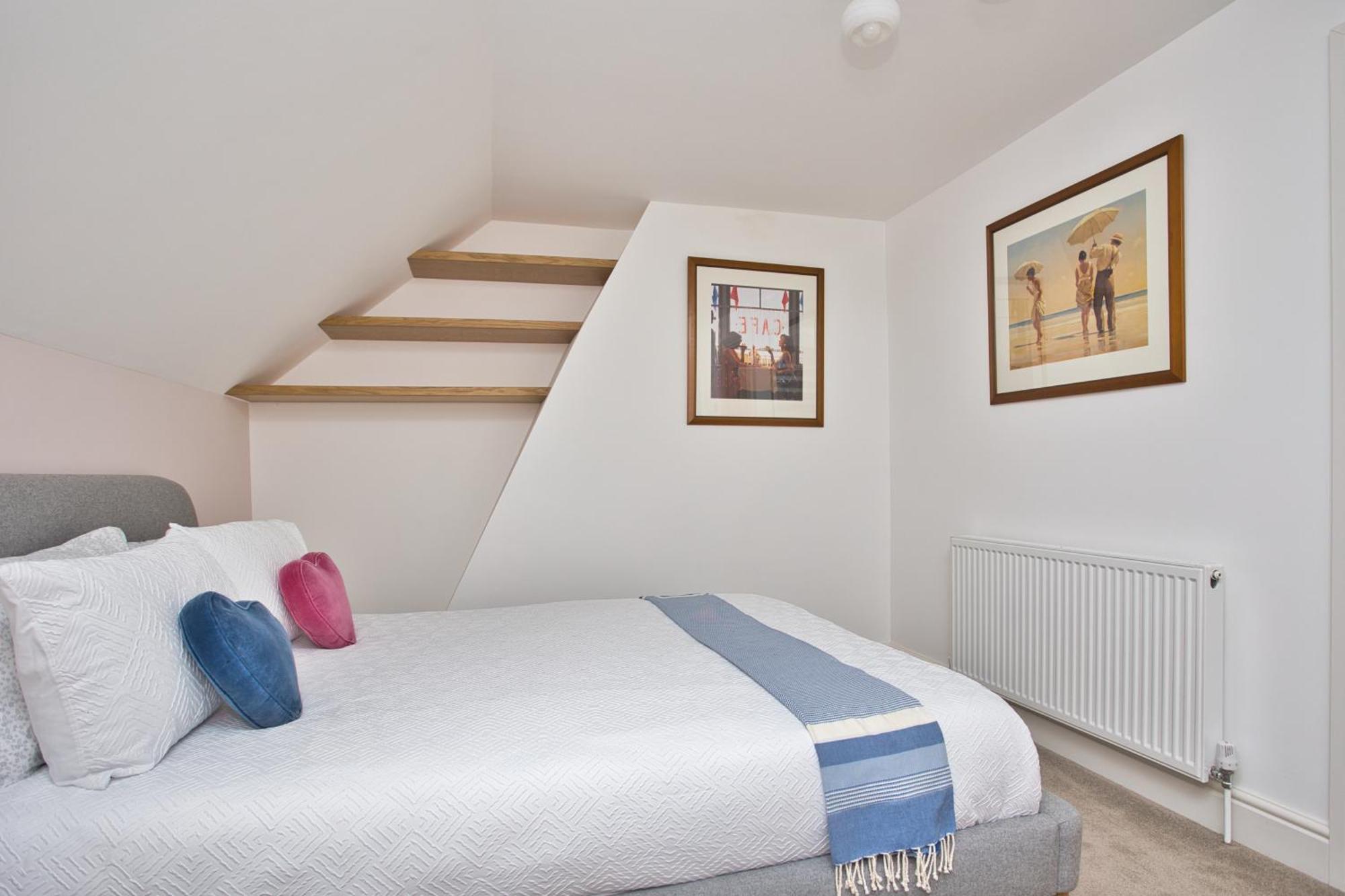 Spacious Seaside Escape In The Heart Of Deal, 4 Mins From The Beach Exterior photo